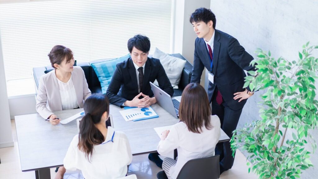 打ち合わせをしている会社員の男女