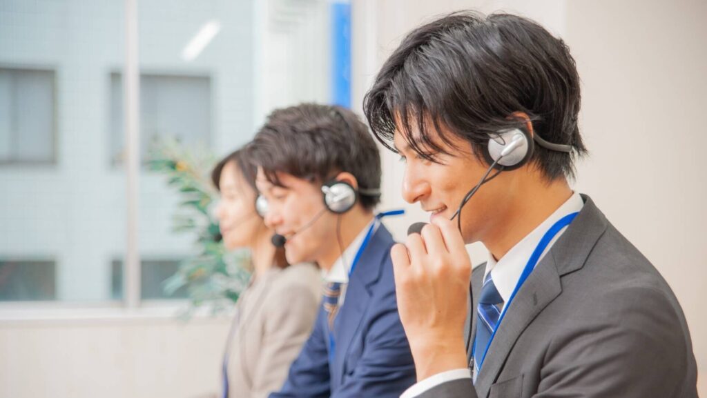テレアポを行っている男性会社員