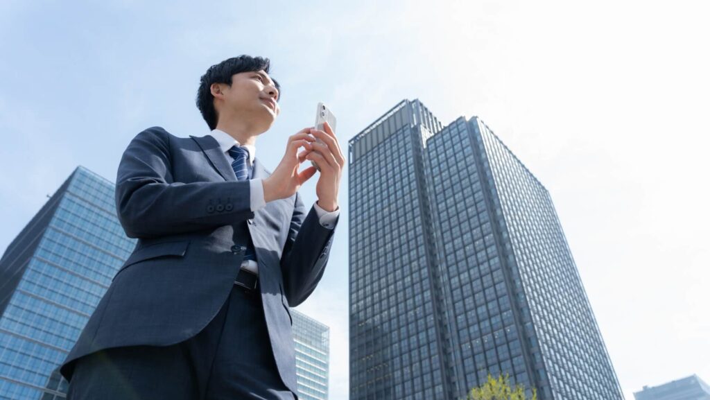 仕事をしている営業担当者